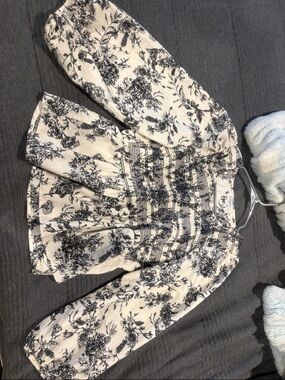 Women's Black & White Floral Smocked Blouse